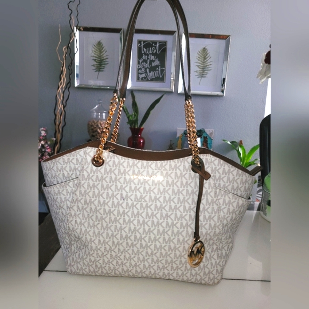 Michael Kors Jet Set Vanilla Shoulder Bag in Very Good Pre-loved Condition!